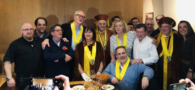 Groupe de personnes célébrant au Restaurant Emile Toulouse, sourires et médailles.