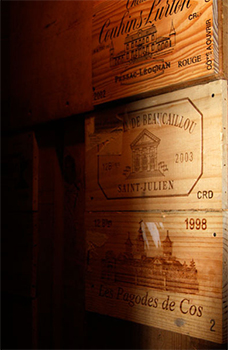 Caisses de vin gravées, décor au Restaurant Emile Toulouse.